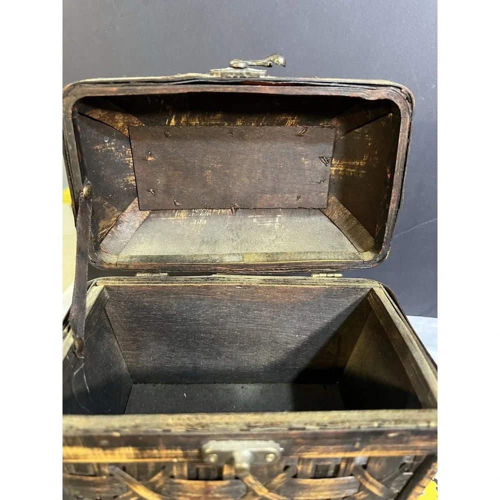 Vintage Woven‎ Wood Basket/ Box With Lid Hinged Lever Closure7x4x5  (2051)